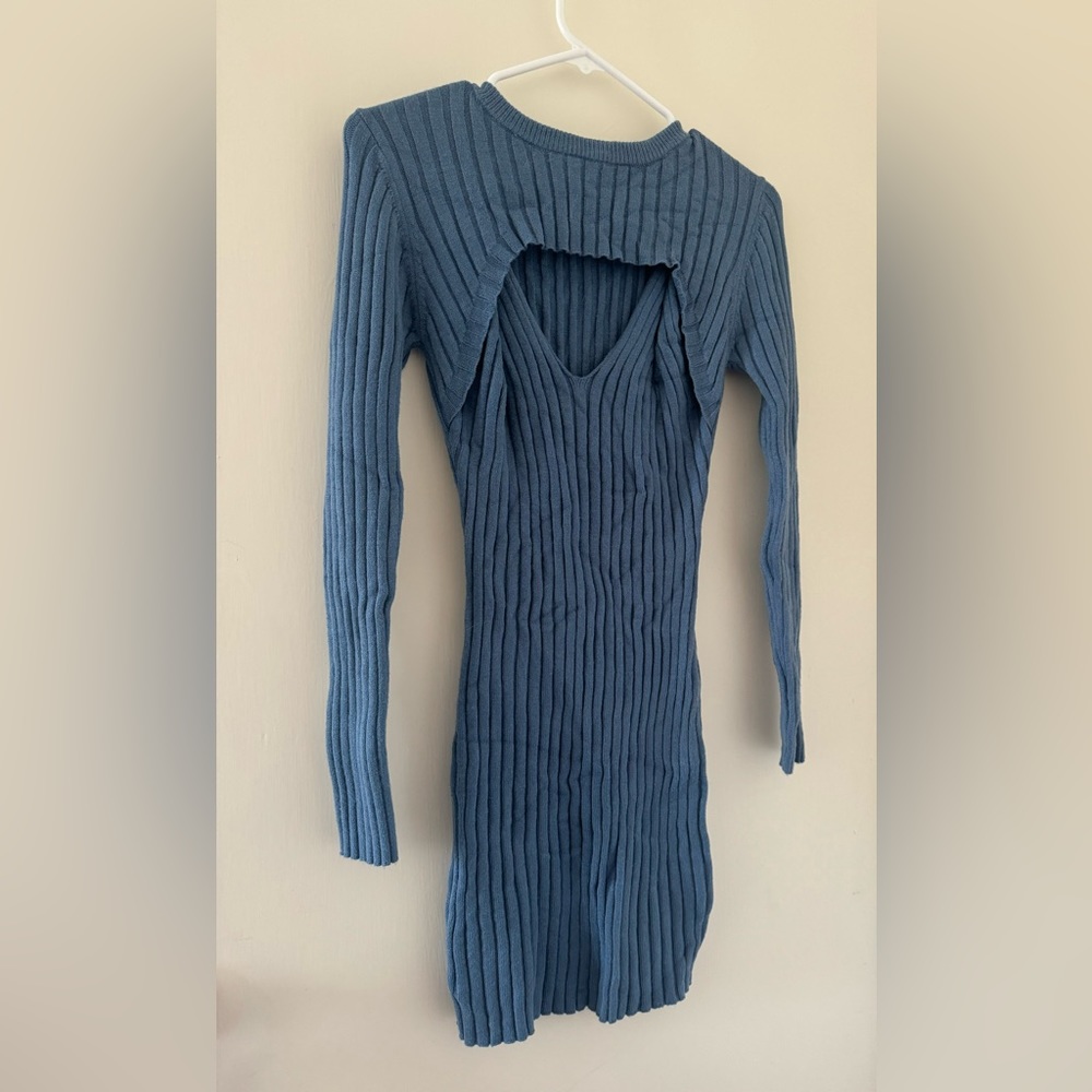 Long sleeve dress with cutout